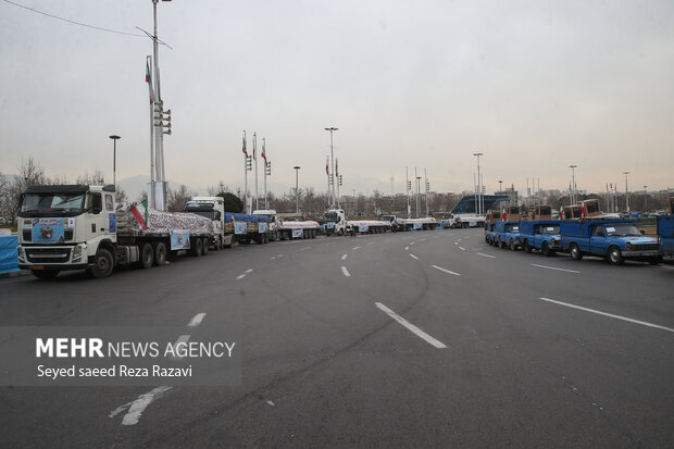 مراسم ستون‌کشی خودرویی و توزیع ۱۱۰ هزار بسته معیشتی صبح امروز از میدان انقلاب تا میدان آزادی برگزار شد