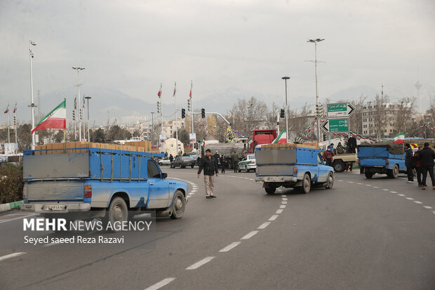 مراسم ستون‌کشی خودرویی و توزیع ۱۱۰ هزار بسته معیشتی صبح امروز از میدان انقلاب تا میدان آزادی برگزار شد