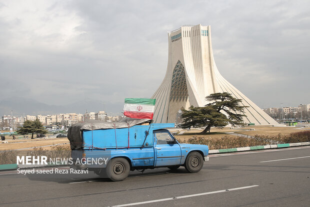 مراسم ستون‌کشی خودرویی و توزیع ۱۱۰ هزار بسته معیشتی صبح امروز از میدان انقلاب تا میدان آزادی برگزار شد