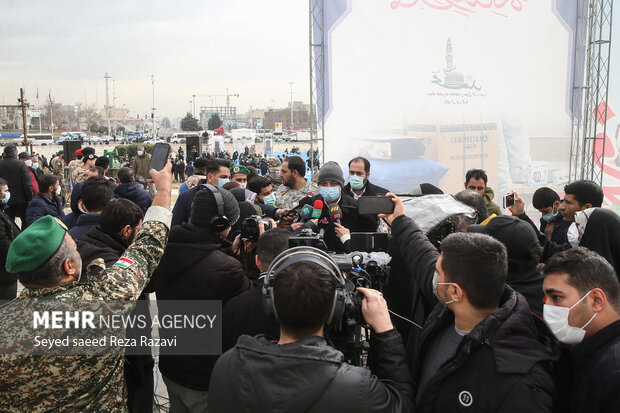   علیرضا زاکانی شهردار تهران در حال پاسخگویی به سوالات خبرنگاران حاضر در مراسم است 