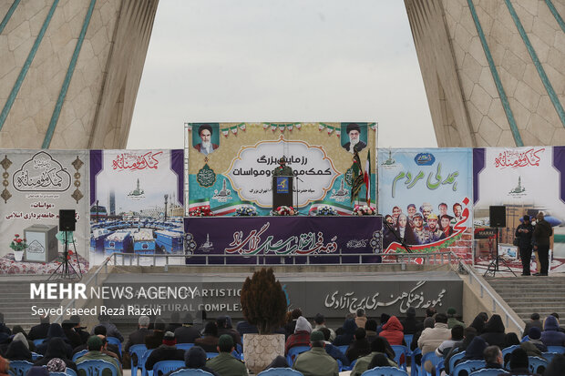  سردار حسن حسن‌زاده، فرمانده سپاه محمد رسول‌الله (ص) تهران در حال سخنرانی در مراسم ستون‌کشی خودرویی و توزیع ۱۱۰ هزار بسته معیشتی است