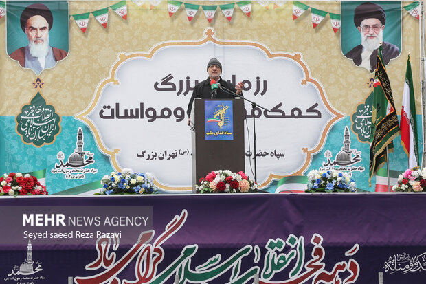   علیرضا زاکانی شهردار تهران در حال سخنرانی در مراسم ستون‌کشی خودرویی و توزیع ۱۱۰ هزار بسته معیشتی است