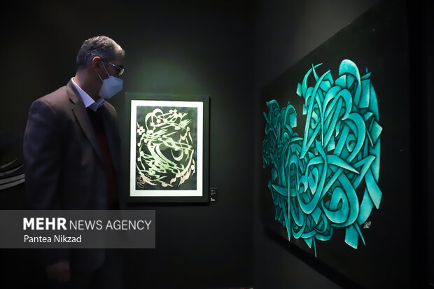 محمود سالاری معاون امور هنری وزیر فرهنگ و ارشاد اسلامی در حال بازدید از نمایشگاه چهاردهمین جشنواره هنرهای تجسمی فجر است