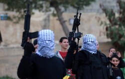 مقاومون فلسطينيون يفتحون النار على قوات الاحتلال الصهيوني