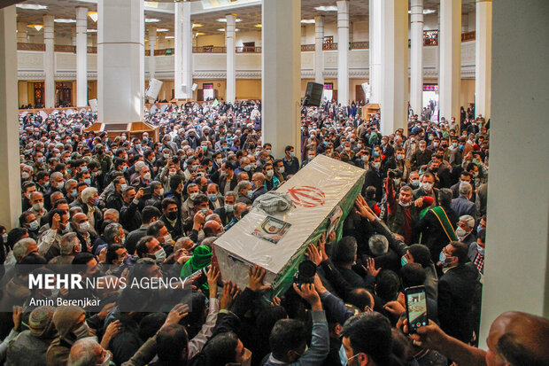 پیکر سرهنگ «علی اکبر رنجبر» شهید نیروی انتظامی ظهر امروز جمعه پس از اقامه نماز جمعه در شیراز تشییع و خاکسپاری شد