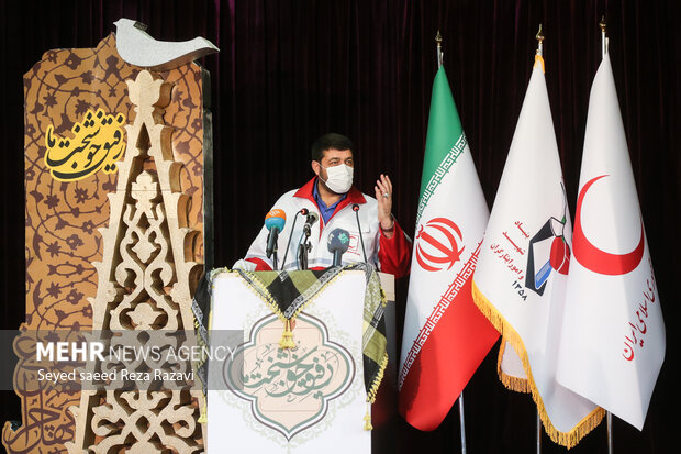  پیرحسین کولیوند، رئیس جمعیت هلال احمر در حال سخنرانی در مراسم افتتاحیه یادواره  ملی و بین المللی رفیق خوشبخت ما است