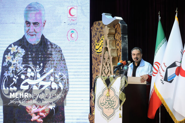 دکتر محمد گل‌فشان رئیس سازمان جوانان هلال احمر در حال سخنرانی در مراسم افتتاحیه یادواره  ملی و بین المللی رفیق خوشبخت مااست