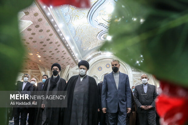 FM visits mausoleum of Imam Khomeini on rev. anniv.