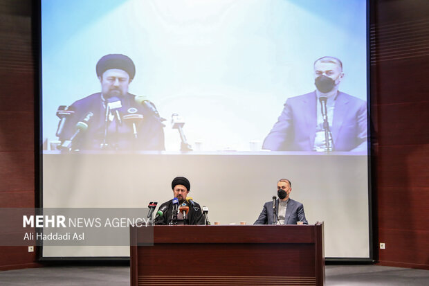 FM visits mausoleum of Imam Khomeini on rev. anniv.