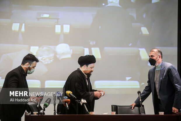 FM visits mausoleum of Imam Khomeini on rev. anniv.