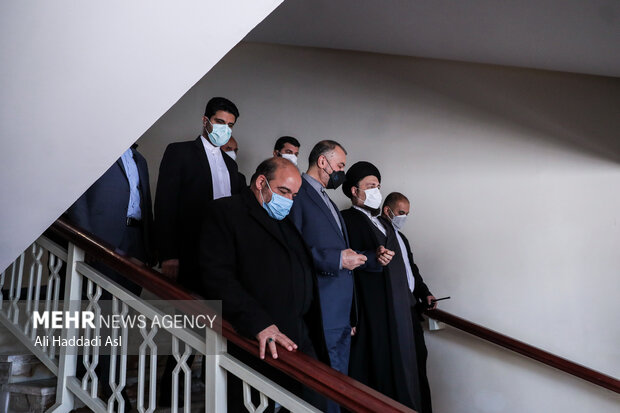 FM visits mausoleum of Imam Khomeini on rev. anniv.