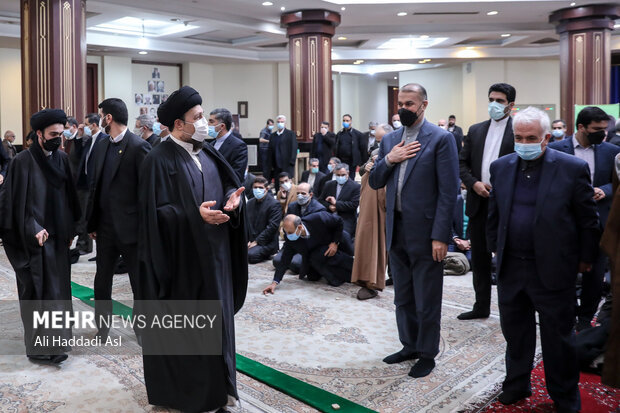 FM visits mausoleum of Imam Khomeini on rev. anniv.