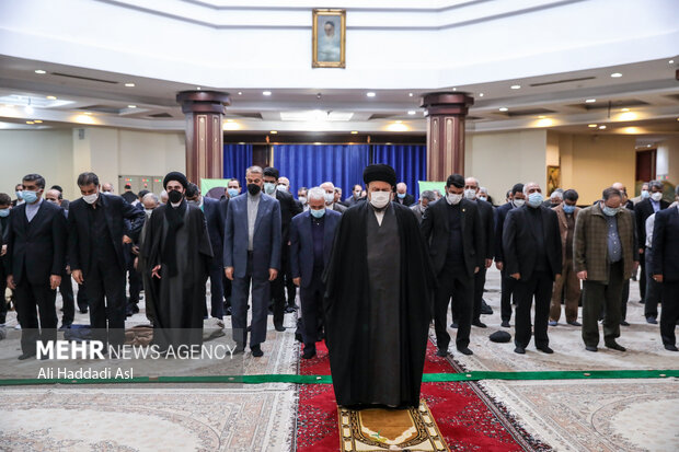 نماز جماعت به امامت حجت الاسلام سید حسن خمینی در انتهای مراسم تجدید میثاق کارکنان وزارت امور خارجه با آرمان های امام (ره) اقامه شد