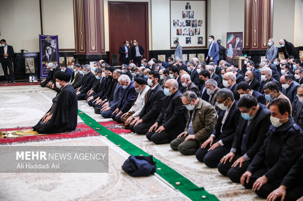 FM visits mausoleum of Imam Khomeini on rev. anniv.