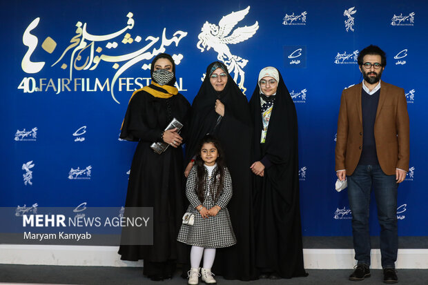 بهروز شعیبی بازیگر ،خانواده شهید رضایی نژاد و مریلا زارعی بازیگر فیلم هناس در مراسم پیش از اکران این فیلم حضور دارند