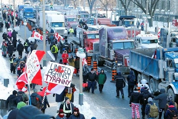 هزاران کانادایی دست به تظاهرات زدند/ گزارش یک مورد حمله با خودرو