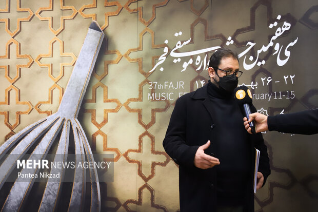 امیر عباس ستایشگر مشاور اجرایی جشنواره موسیقی فجر در پایان نشست خبری سی و هفتمین جشنواره موسیقی فجر در حال مصاحبه با خبرنگاران است