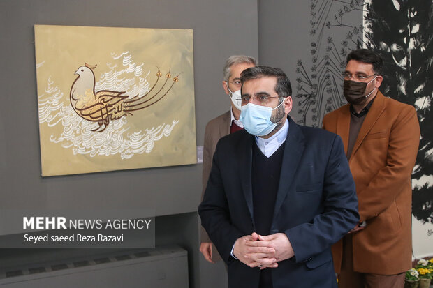 محمدمهدی اسماعیلی وزیر فرهنگ و ارشاد اسلامی در حال بازدید از نمایشگاه تجسمی فجر است
