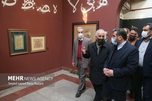 محمدمهدی اسماعیلی وزیر فرهنگ و ارشاد اسلامی در حال بازدید از نمایشگاه تجسمی فجر است