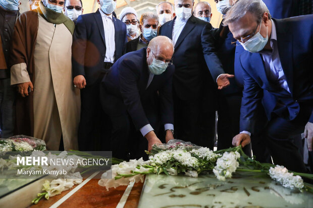  محمدباقر قالیباف رئیس مجلس و جمعی از نمایندگان بر مزار شهدای 72 تن در بهشت زهرا حضور یافتند
