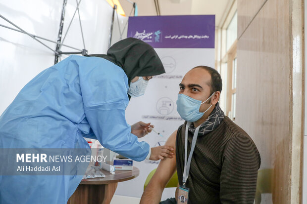 در هفتمین روز چهلمین جشنواره فیلم فجر مراکز سیار واکسیناسیون به افراد حاظر در جشنواره فیلم فجر  واکسن تزریق می کنند