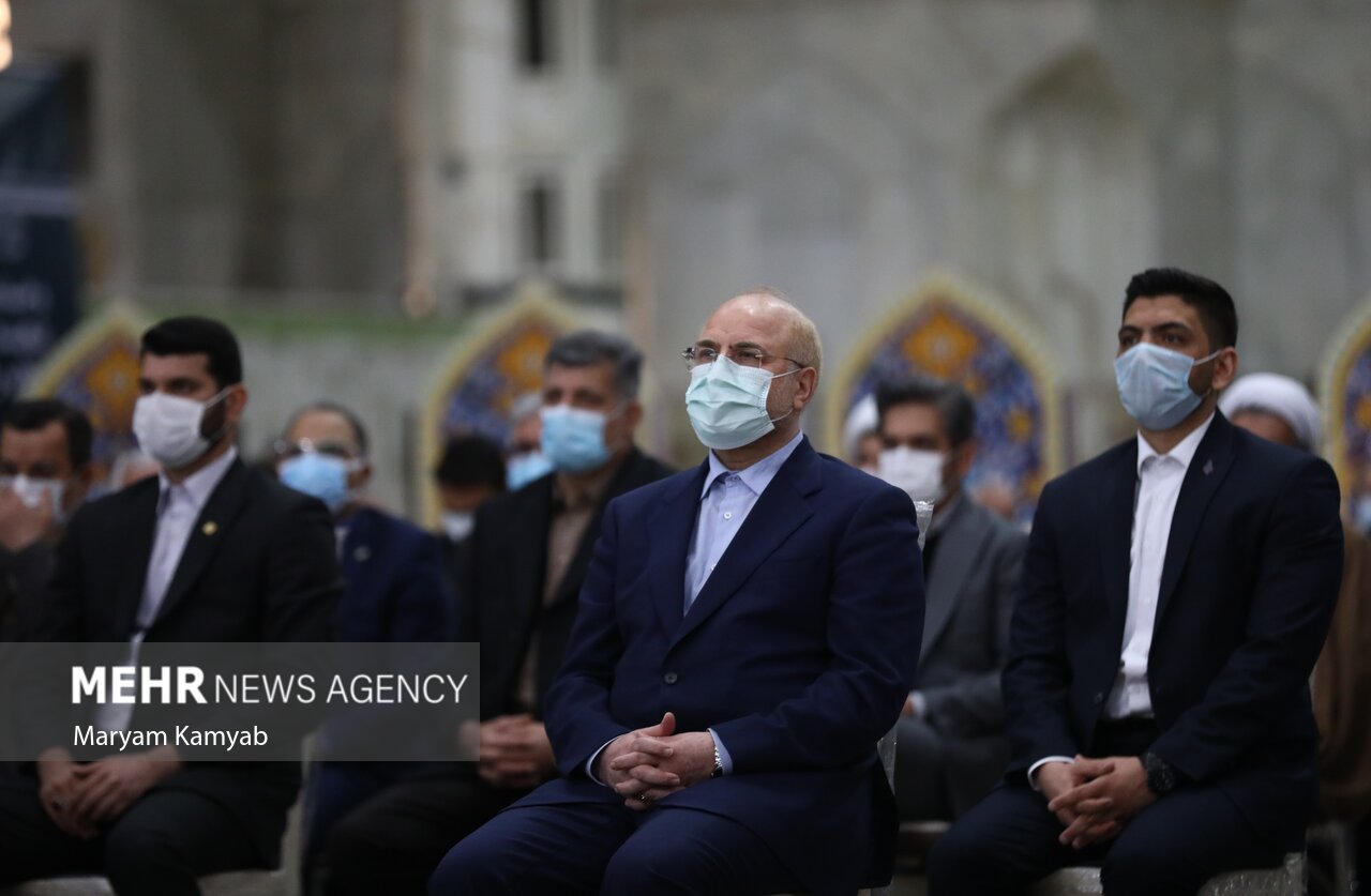 ایرانی نمائندوں کا حضرت امام خمینی (رہ) کے حرم مطہر پر حاضر ہوکرتجدید عہد