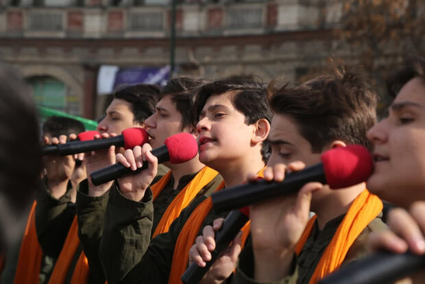 اجرای سرودهای خاطره‌انگیز انقلاب در میدان‌های تهران