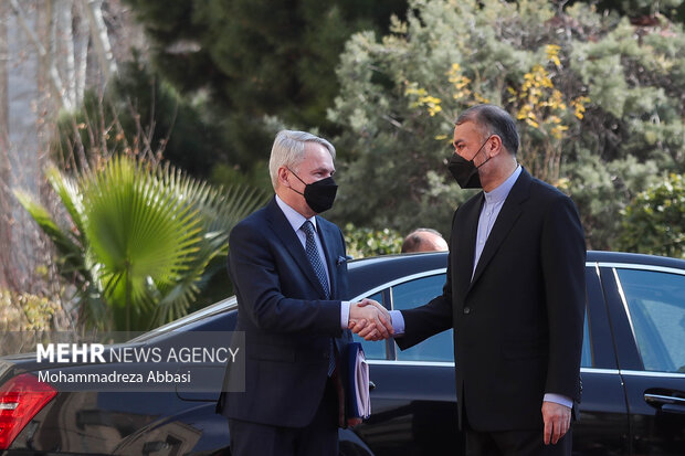 حسین امیرعبداللهیان وزیر امور خارجه ایران  در حال خوش امد گویی به پکا هاویستو وزیر خارجه فنلاند در محل دیدار وزرای خارجه فنلاند و ایران است 