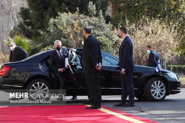 حسین امیرعبداللهیان وزیر امور خارجه ایران  در حال استقبال از پکا هاویستو وزیر خارجه فنلاند در محل دیدار وزرای خارجه فندلاند و ایران است 