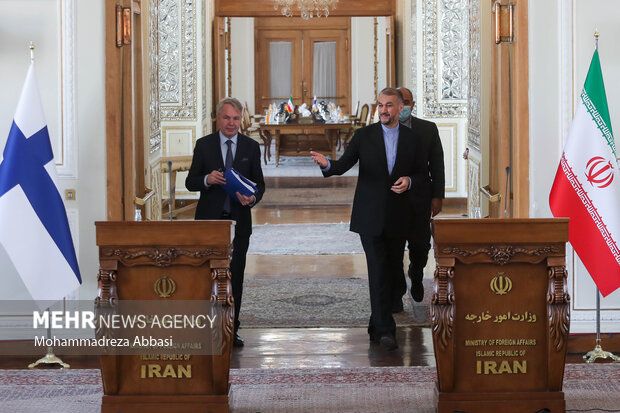 حسین امیرعبداللهیان وزیر امور خارجه ایران و  پکا هاویستو وزیر خارجه فنلاند در حال ورود به سالن نشست خبری پس از دیدار وزرای خارجه فنلاند و ایران هستند