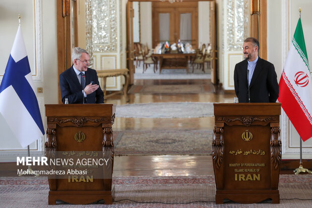 حسین امیرعبداللهیان وزیر امور خارجه ایران و  پکا هاویستو وزیر خارجه فنلاند در نشست خبری پس از دیدار وزرای خارجه فنلاند و ایران حضور دارند