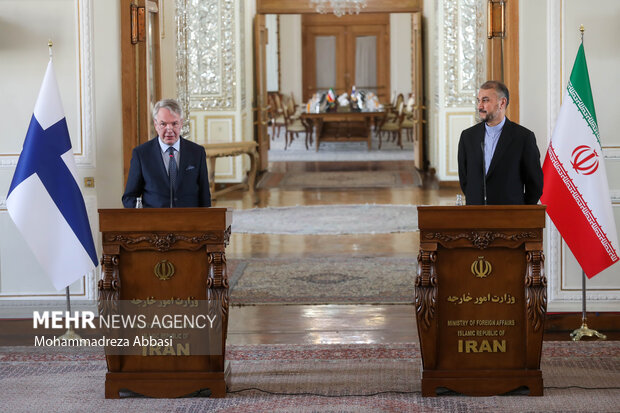 حسین امیرعبداللهیان وزیر امور خارجه ایران و  پکا هاویستو وزیر خارجه فنلاند در نشست خبری پس از دیدار وزرای خارجه فنلاند و ایران حضور دارند