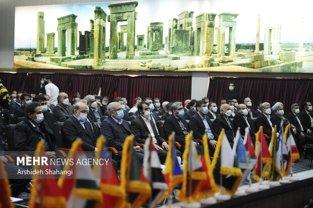 آیین افتتاحیه پانزدهمین نمایشگاه ایران پلاست امروز با حضور جواد اوجی وزیر نفت برگزار شد