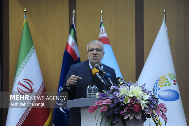 جواد اوجی وزیر نفت در حال سخنرانی در آیین افتتاحیه پانزدهمین نمایشگاه ایران پلاست است