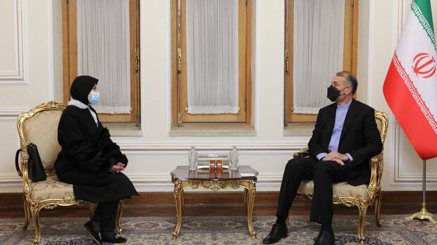 السفيرة الفلسطينية الجديدة لدى طهران تقدم أوراق اعتمادها لوزير الخارجية الايراني