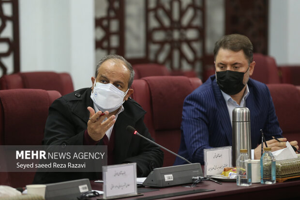   حجت اله مهدیان مدیر عامل بانک توسعه تعاون در حال سخنرانی در مراسم نشست پیگیری موانع سرمایه گذاری و تولید است