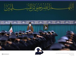 الامام الخامنئي يستقبل حشدا من قادة وكوادر القوة الجوية للجيش الايراني