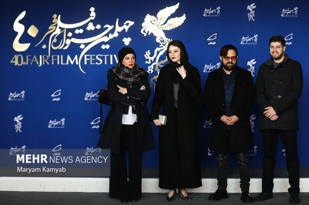 عوامل فیلم بی رویا در مراسم پیش از اکران این فیلم در هشتمین روز چهلمین جشنواره فیلم فجر حضور دارند