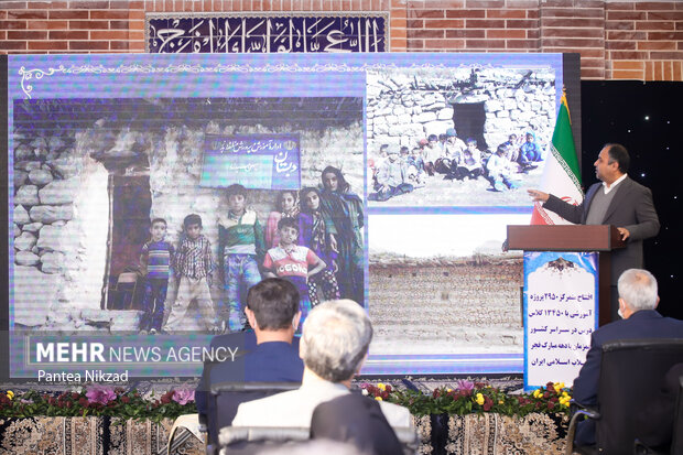 مهراله رخشانی‌مهر رئیس سازمان نوسازی، توسعه و تجهیز مدارس کشور در حال سخنرانی در مراسم افتتاحیه ۲۹۵۰ پروژه آموزشی است