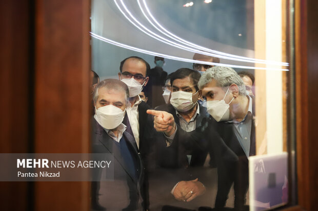 محمد مخبر معاون اول رئیس جمهور به همراه سورنا ستاری معاون علمی و فناوری رییس جمهور در حال بازدید از نمایشگاه ایران ساخت است