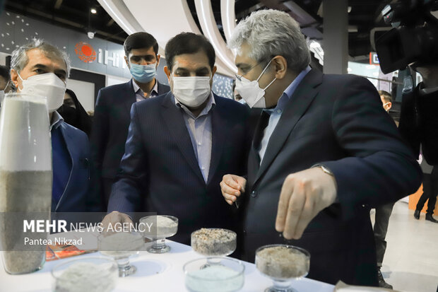 محمد مخبر معاون اول رئیس جمهور به همراه سورنا ستاری معاون علمی و فناوری رییس جمهور در حال بازدید از نمایشگاه ایران ساخت است