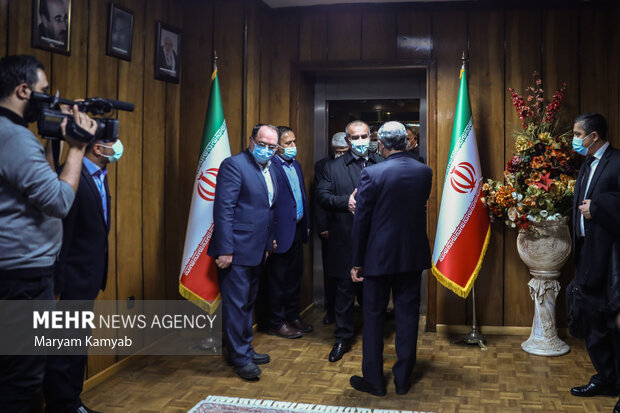 امین حسین رحیمی وزیر دادگستری در حال استقبال از رحمان یوسف احمدزاد دادستان کل جمهوری تاجیکستان است