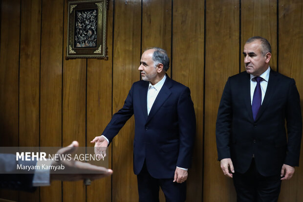 امین حسین رحیمی وزیر دادگستری و رحمان یوسف احمدزاد دادستان کل جمهوری تاجیکستان با یکدیگر دیدار کردند
