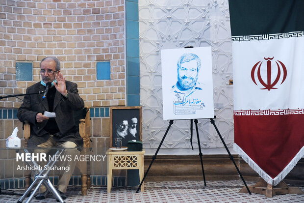 مرتضی سرهنگی نویسنده دفاع مقدس در حال سخنرانی در آیین نکوداشت هفتمین روز درگذشت جهانگیر خسروشاهی است