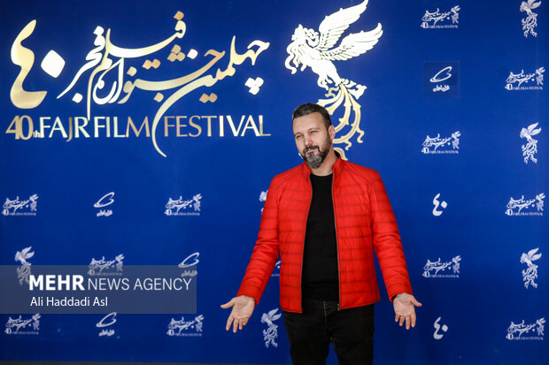 کامبیز دیرباز بازیگر فیلم ۲۸۸۸ در مراسم پیش از اکران فیلم خود در نهمین روز چهلمین جشنواره فیلم فجر حضور دارد