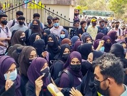 بھارتی ریاست کرناٹک میں تعلیمی ادارے3 روز کے لئے بند/ حجاب کی حمایت میں مظاہرہ
