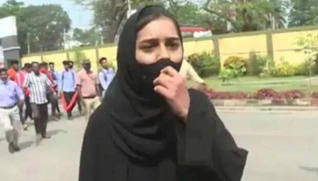 ہندو انتہا پسندوں کی باحجاب طالبہ کے خلاف نعرے بازی / اسلامی مقدسات کی توہین