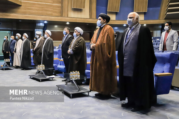 حاضرین در مراسم  اختتامیه جشنواره سرود رفیق خوشبخت ما در حال ادای احترام به سرود جمهوری اسلام ایران هستند