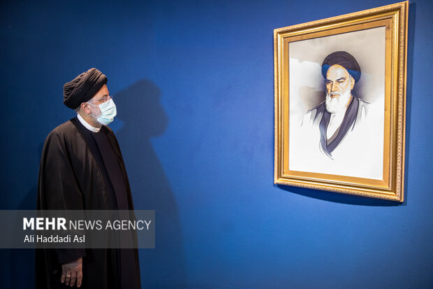 حجت الاسلام سید ابراهیم رئیسی، رئیس جمهور در حال بازدید از آثار هنرمندان حوزه تجسمی در موزه هنرهای معاصر تهران است 