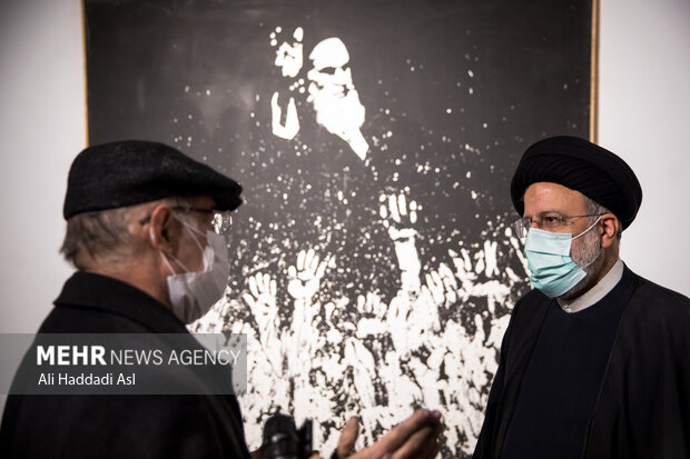 حبیب الله صادقی از هنرمندان پیشکسوت هنرهای تجسمی  در حال گفتگو با حجت الاسلام سید ابراهیم رئیسی، رئیس جمهور است